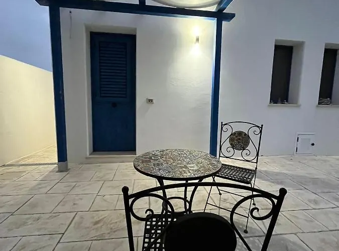 לינה וארוחת בוקר Santorini 3*